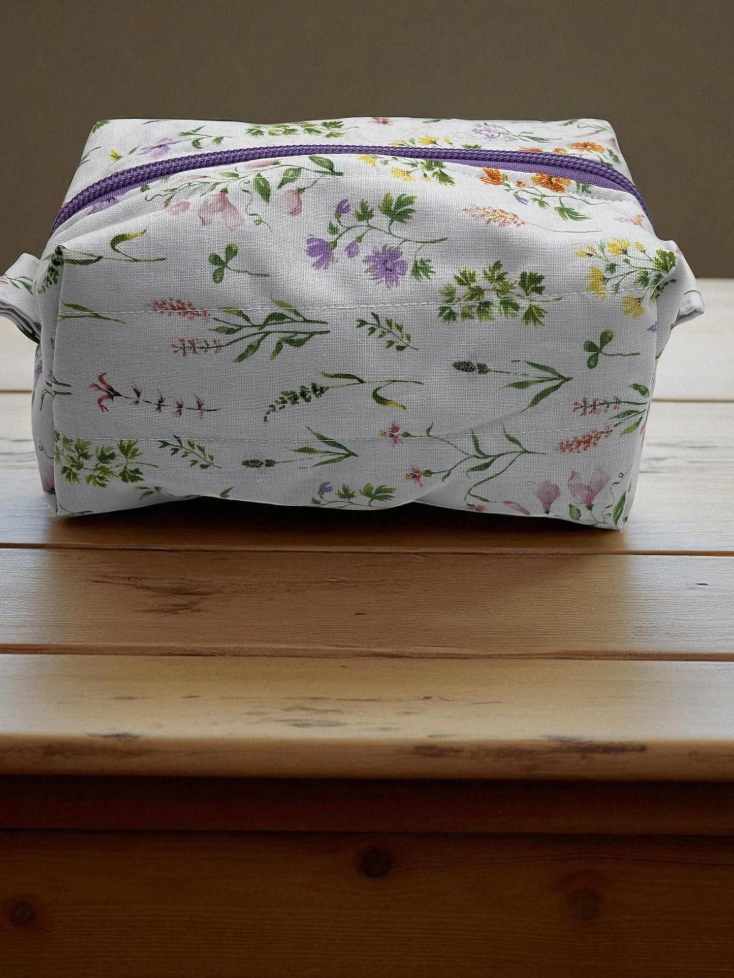 Chic & Compact: Your Go-To Mini Makeup Pouch