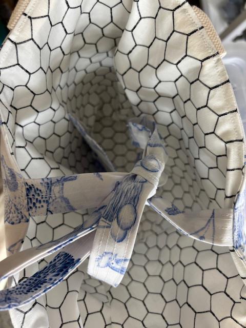 Versatile Quilted Tote: Perfect for Everyday Use